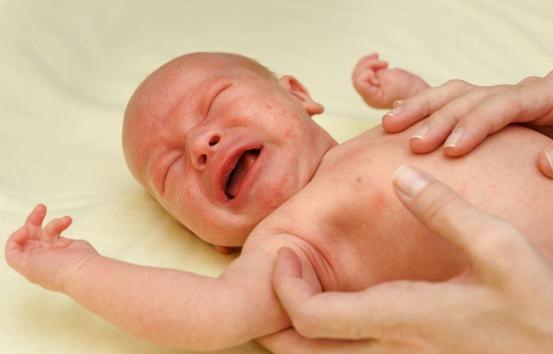 Trẻ sơ sinh 1 tháng tuổi sốt 37.5 độ có sao không? Cần làm gì để hạ sốt cho trẻ 2