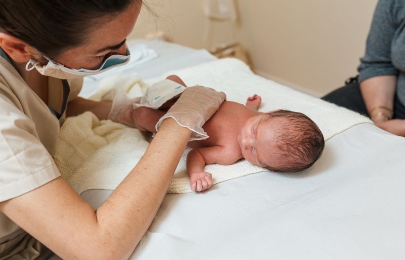 Trẻ sơ sinh 1 tháng tuổi sốt 37.5 độ có sao không? Cần làm gì để hạ sốt cho trẻ 3