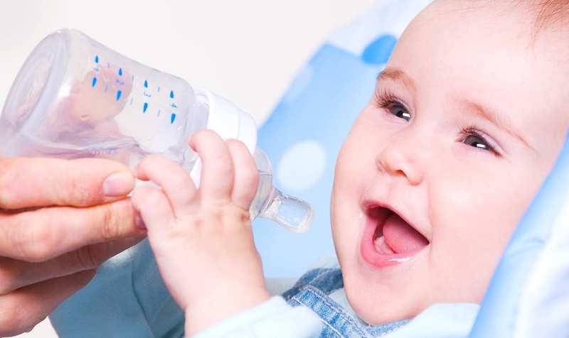 Trẻ sơ sinh 2 ngày không ị có bình thường không và cách xử lý?  2