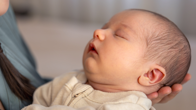 Đầu bẹt là tình trạng phổ biến ở trẻ sơ sinh