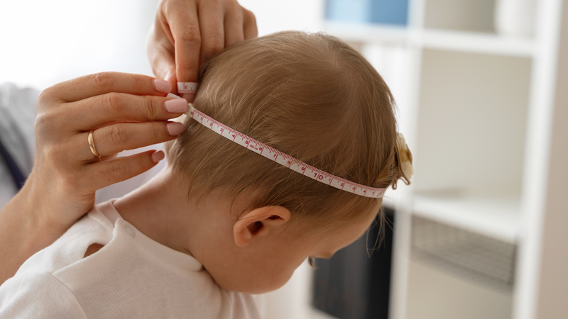 Việc nhận biết trẻ sơ sinh đầu bẹt cần sự quan sát thường xuyên của ba mẹ