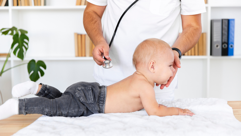 Nên thăm khám bác sĩ khi trẻ không cải thiện tình trạng đầu bẹt