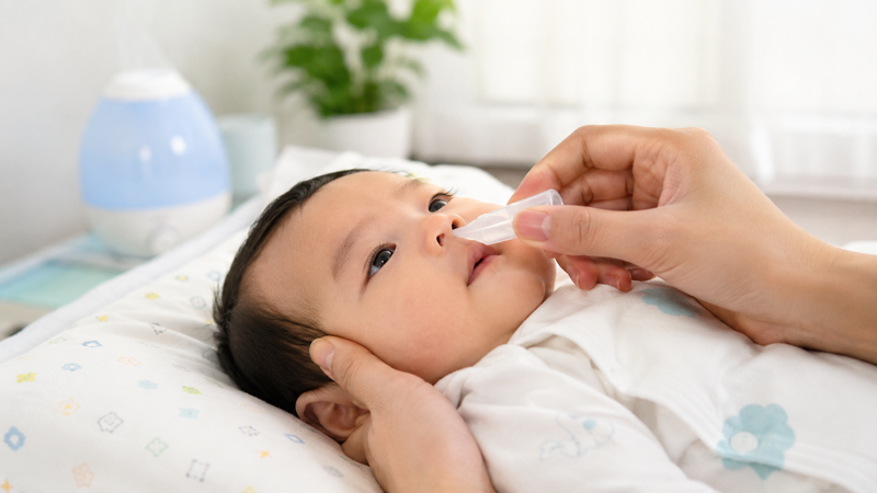 Vệ sinh mũi bằng nước muối sinh lý có thể giúp trẻ dễ bú và dễ thở hơn
