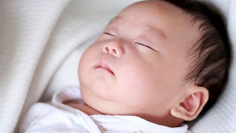 Trẻ sơ sinh bị méo đầu có nguy hiểm không?