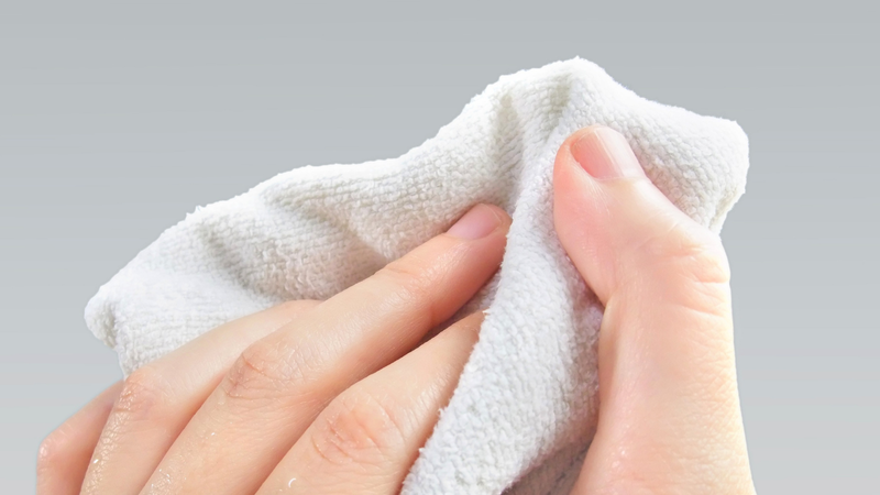 Ba mẹ hãy dùng một chiếc khăn bông mềm để thấm khô nước trên da mặt bé