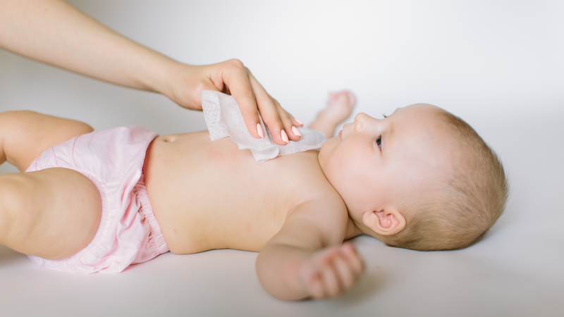 Làn da của trẻ sơ sinh vô cùng nhạy cảm, do đó mọi thao tác cần được thực hiện cẩn trọng