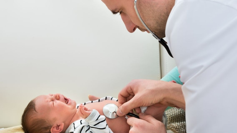 Trẻ bị táo bón kéo dài cần được đi khám sớm