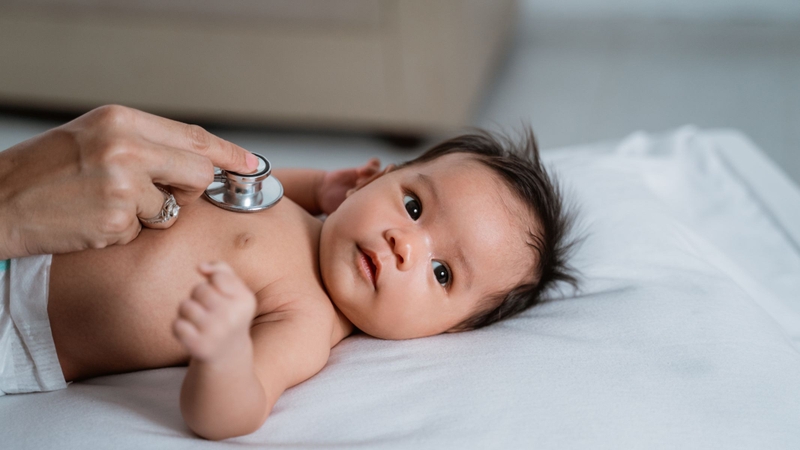 Khi trẻ đi ngoài có nhầy hoặc lẫn máu, cha mẹ nên đưa trẻ đi thăm khám để chẩn đoán và điều trị kịp thời