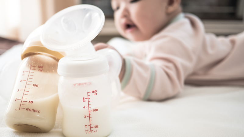 Trẻ sơ sinh bú nhiều có sao không khi bé bú thường xuyên trong ngày?