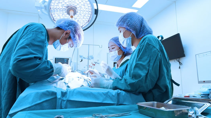Phẫu thuật có thể được cân nhắc khi tinh hoàn thừa nằm ngoài bìu, có dấu hiệu bất thường