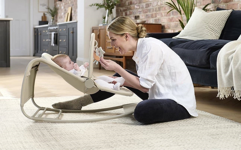 Trẻ sơ sinh có nằm được ghế nhún không 1