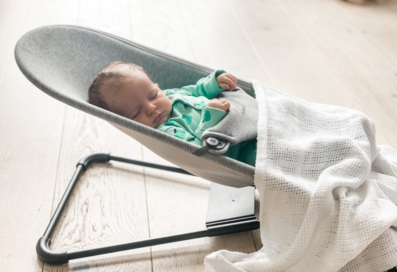 Trẻ sơ sinh có nằm được ghế nhún không 2