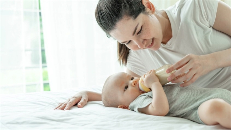 Trẻ sơ sinh đánh hơi nhiều và thối nhưng không đi ngoài là biểu hiện của bệnh gì? 3