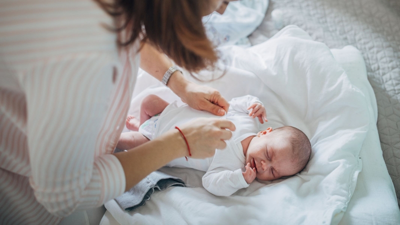 Trẻ sơ sinh đánh hơi nhiều và to có bất thường không?