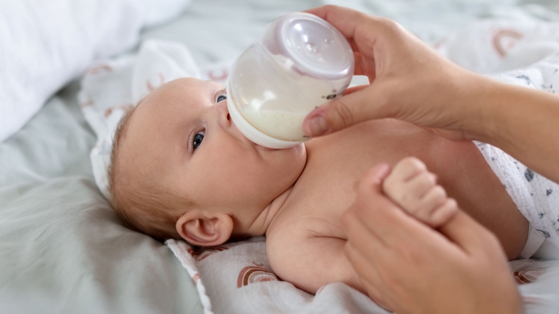 Trẻ có thể nuốt nhiều không khí khi bú, khiến bụng đầy hơi và đánh hơi nhiều hơn