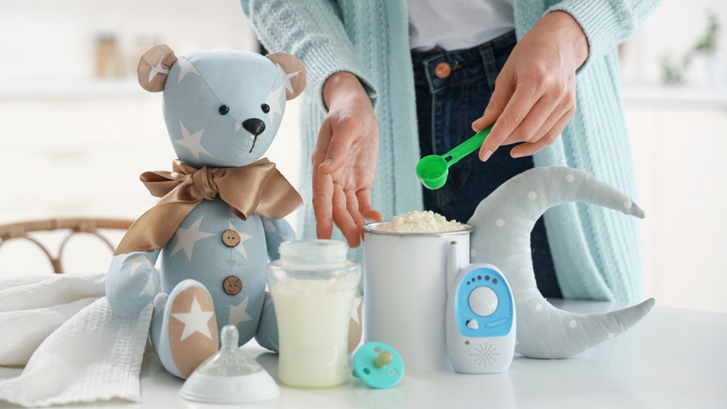 Với trẻ sử dụng sữa công thức, ba mẹ nên lưu ý chọn loại sữa phù hợp với độ tuổi và thể trạng của bé