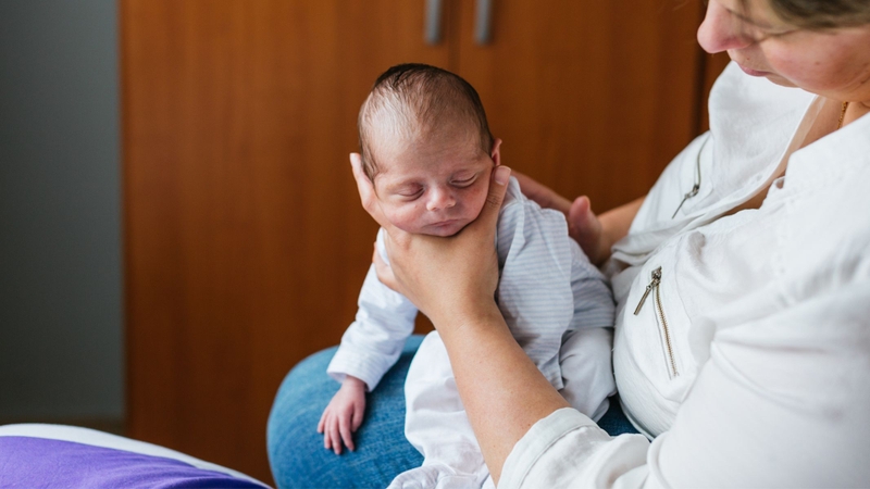 Sau mỗi cữ bú (nhất là bú bình), ba mẹ nên vỗ ợ hơi cho bé, có thể vỗ giữa cữ nếu bé bú nhiều, để đẩy khí ra ngoài và giảm đầy hơi