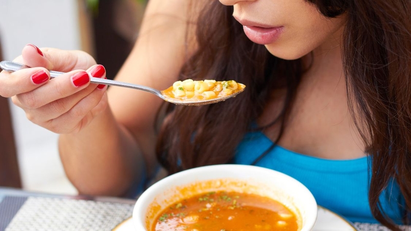 Trẻ sơ sinh đi ngoài có bọt mẹ nên ăn gì? Không nên ăn gì 2