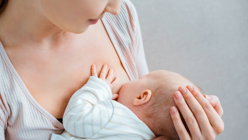 Sữa cuối cữ bú giàu chất béo nên phân trẻ bú mẹ thường lỏng và lẫn hạt mỡ