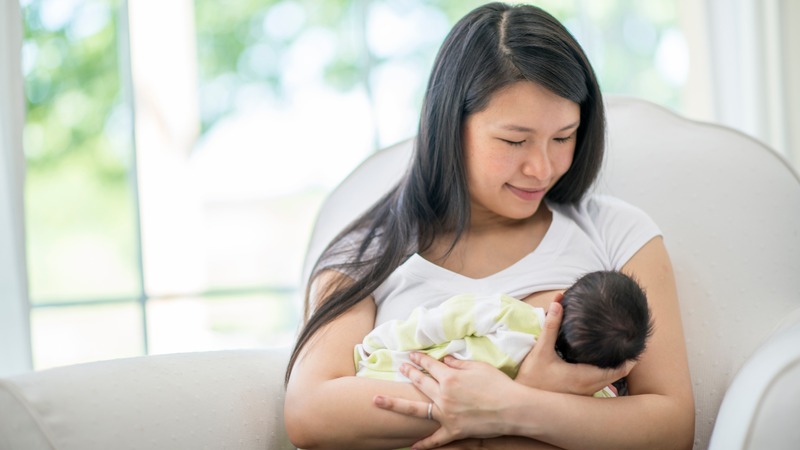 Nên duy trì cho trẻ bú đủ cữ, dù là sữa mẹ hay sữa công thức