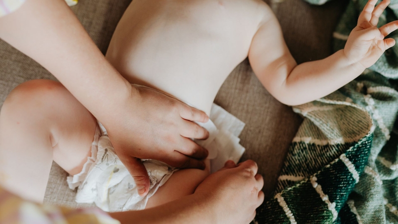 Trẻ sơ sinh đi ngoài có hạt vàng là biểu hiện sinh lý bình thường