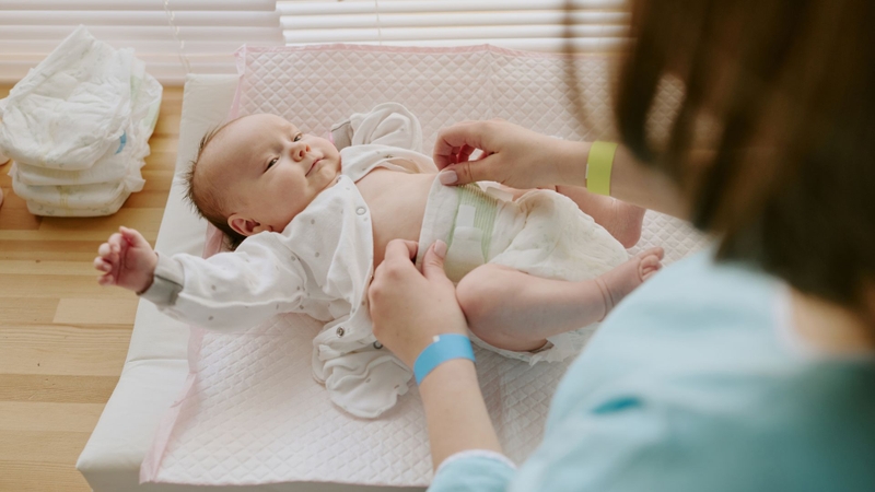Thay tã thường xuyên, vệ sinh vùng kín nhẹ nhàng để phòng hăm, viêm