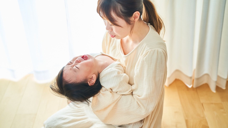 Trẻ nôn nhiều, bú kém, quấy khóc hoặc mệt mỏi cho thấy trẻ có thể đang gặp vấn đề sức khỏe