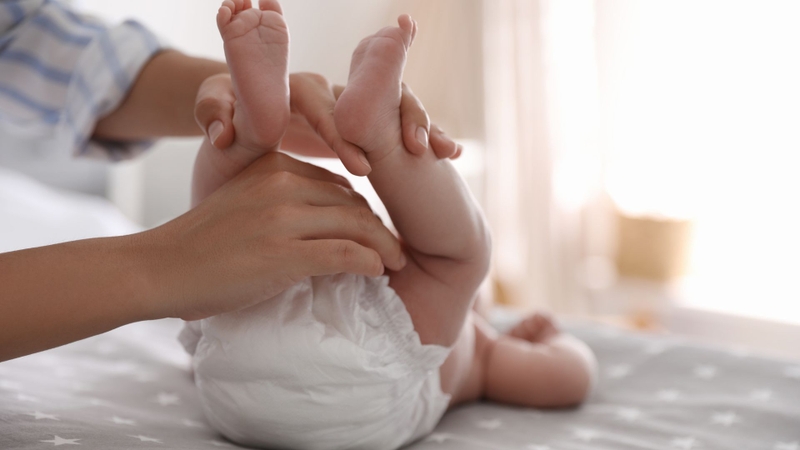 Ở trẻ bú mẹ, phân thường mềm, vàng, có thể đi nhiều lần trong ngày