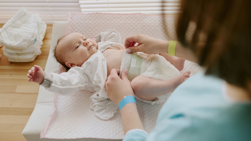 Trẻ sơ sinh đi ngoài nhiều lần trong ngày có sao không?