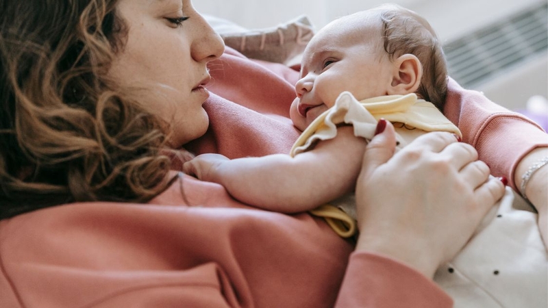 Trẻ sơ sinh gối tay mẹ ngủ có sao không? Lời khuyên từ chuyên gia 1