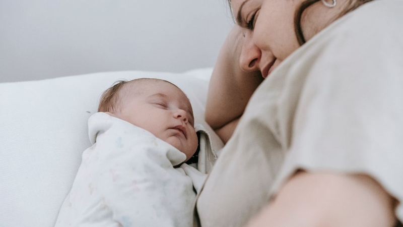 Trẻ sơ sinh gối tay mẹ ngủ có sao không? Lời khuyên từ chuyên gia 2