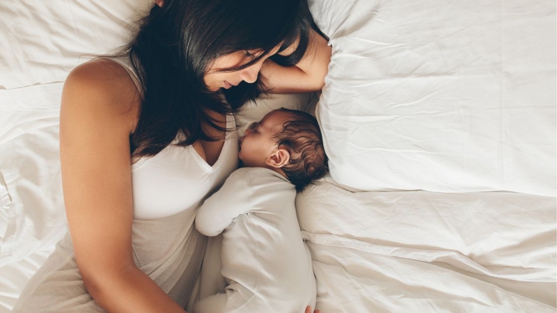 Trẻ sơ sinh gối tay mẹ ngủ có sao không? Lời khuyên từ chuyên gia 4