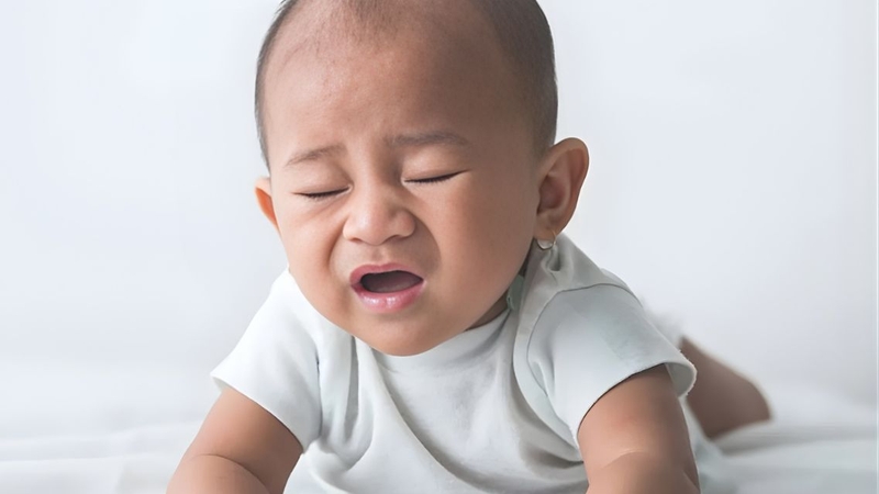 Nhiều cha mẹ lo lắng&nbsp;trẻ sơ sinh hắt xì có phải bị lạnh không