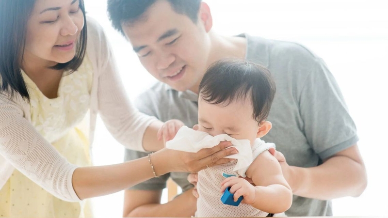 Trẻ sơ sinh là đối tượng nhạy cảm, dễ bị lạnh dẫn đến hắt xì liên tục