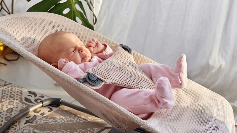 Vệ sinh mũi đúng cách khi trẻ sơ sinh có dấu hiệu hắt xì