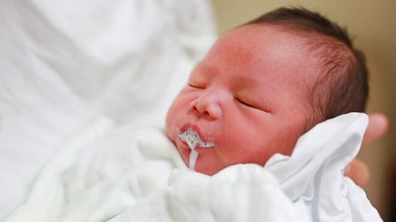 Trẻ sơ sinh hay bị nấc và trớ mẹ phải làm sao? 2