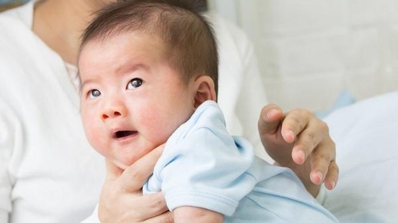 Trẻ sơ sinh hay bị nấc và trớ mẹ phải làm sao? 4