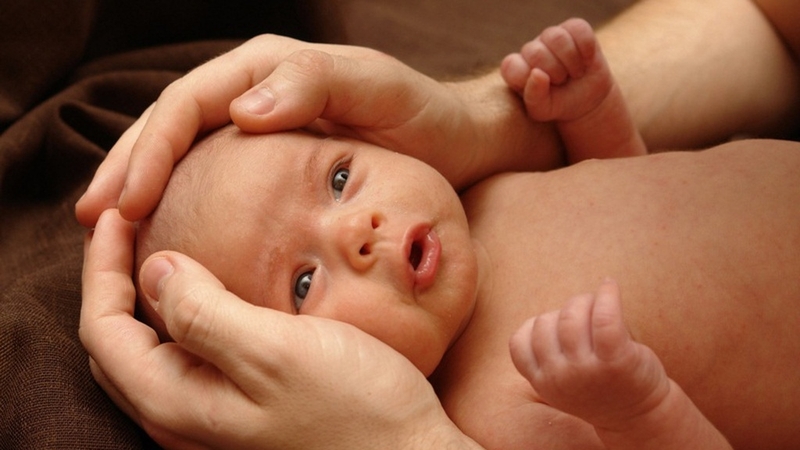 Trẻ sơ sinh hay bị nấc và trớ mẹ phải làm sao? 3