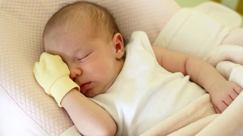 Trẻ sơ sinh hay đưa tay cào mặt là bình thường hay bất thường 1