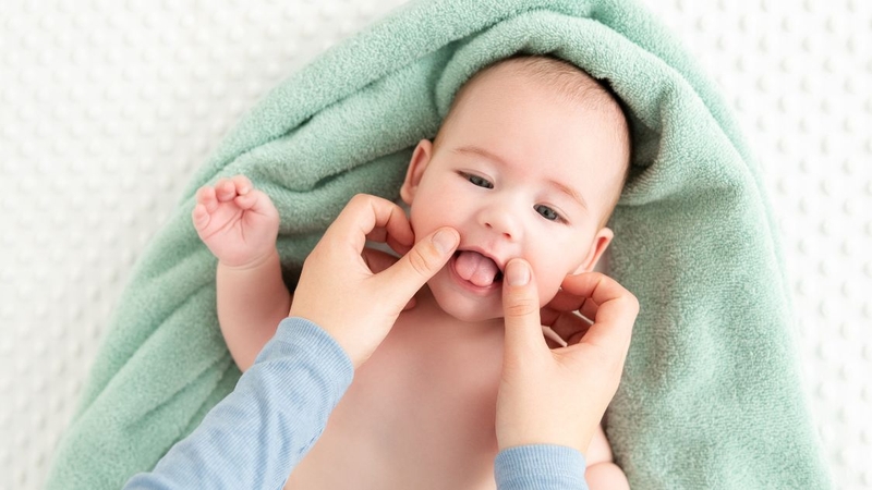 Trẻ sơ sinh hay đưa tay cào mặt là bình thường hay bất thường 4