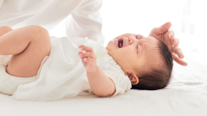 Trẻ thiếu ngủ thường khó chịu, dễ khóc và kém tương tác với môi trường xung quanh