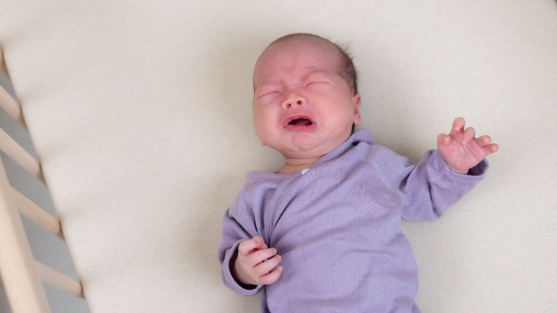 Trẻ sơ sinh hay giật mình hoảng hốt là hiện tượng thường gặp khiến nhiều ba mẹ lo lắng