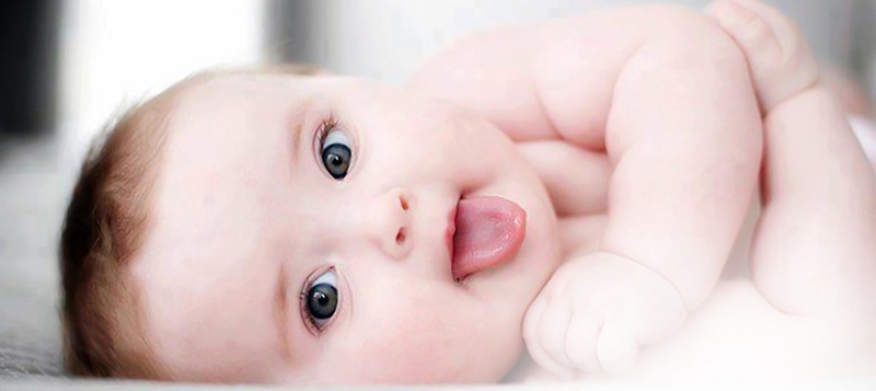 Trẻ sơ sinh hay lè lưỡi và nhai miệng có sao không? 2