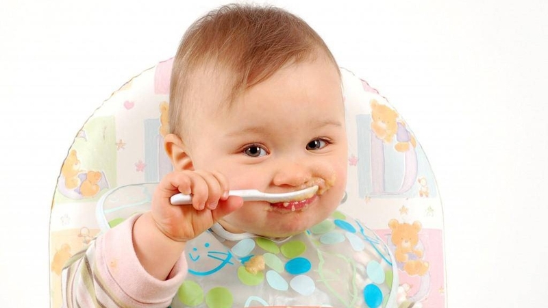 Cho trẻ sơ sinh ăn dặm sớm cũng có thể tiềm ẩn những nguy cơ nhất định