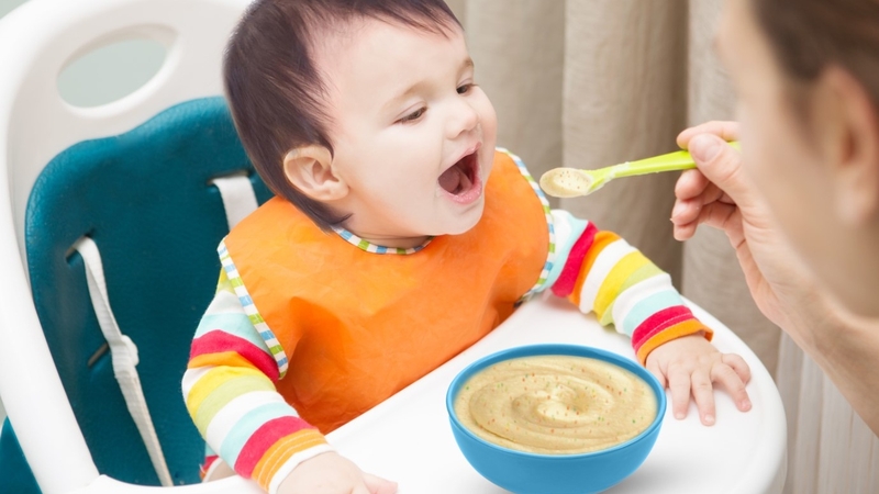Nên cho bé ăn dặm dạng lòng rồi mới chuyển dần qua dạng đặc