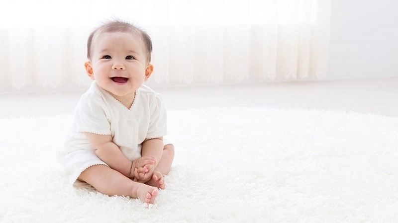 Trẻ sơ sinh mấy tháng biết nhìn theo? Những điều ba mẹ cần biết về sự phát triển thị giác của bé 1