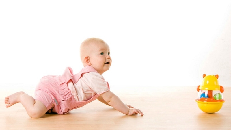 Trẻ sơ sinh mấy tháng biết nhìn theo? Những điều ba mẹ cần biết về sự phát triển thị giác của bé 2