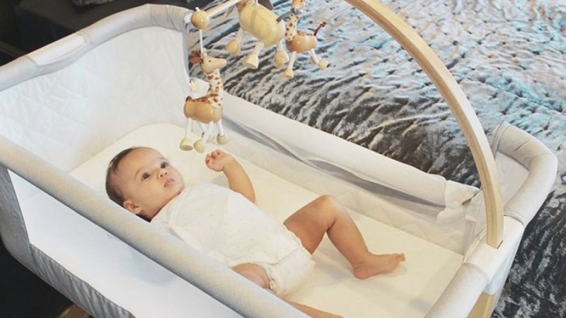 Trẻ sơ sinh mấy tháng biết nhìn theo? Những điều ba mẹ cần biết về sự phát triển thị giác của bé 3