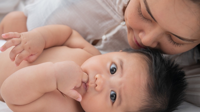 Trẻ sơ sinh mút tay có ảnh hưởng gì không và cách hạn chế 2