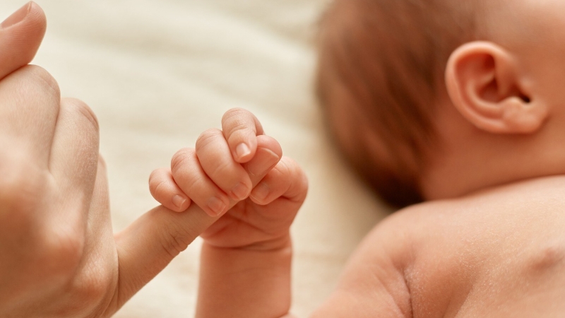 Trẻ sơ sinh mút tay có ảnh hưởng gì không và cách hạn chế 3